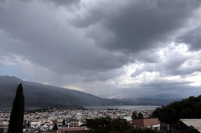 Tοπικές βροχές και σποραδικές καταιγίδες και σήμερα