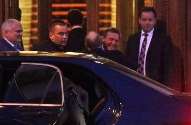 Δεν άρεσε στους Γερμανούς ο εναγκαλισμός Σρέντερ - Πούτιν