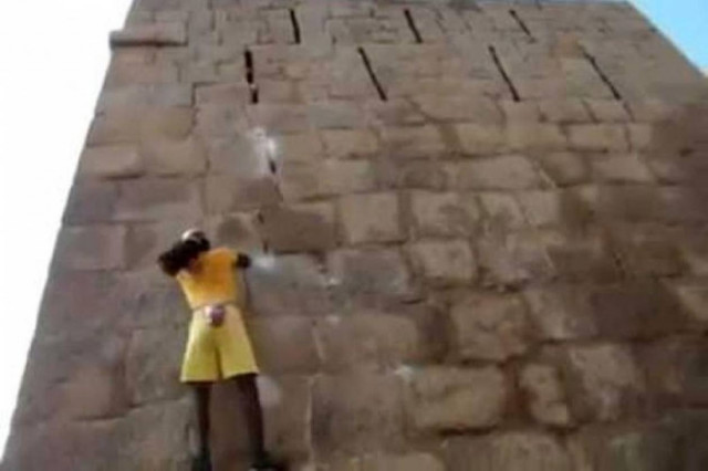 Το απίστευτο σκαρφάλωμα του «ανθρώπου μαϊμού» (video)