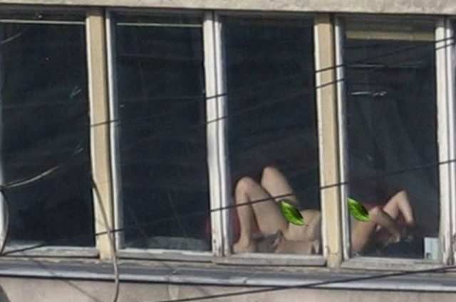 Πανικός στο... γραφείο: Έκανε γυμνή ηλιοθεραπεία εν ώρα εργασίας!