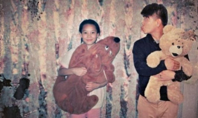 Απίστευτο! Μπήκε μέσα στις παιδικές φωτογραφίες της συντρόφου του!