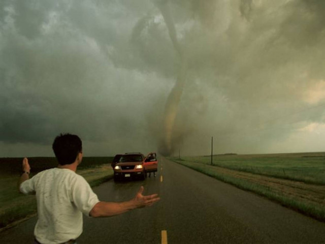 ΗΠΑ: Αυτοκινητόδρομος «κατάπιε» φορτηγά και ΙΧ (pic)