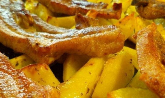 Συνταγή για ζουμερές πανσέτες με πατάτες στο φούρνο