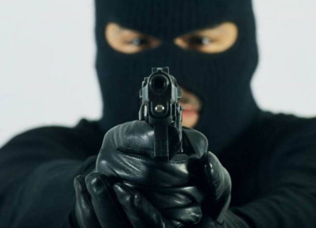 Ένοπλος εισέβαλε στην Εθνική Τράπεζα στους Αμπελόκηπους