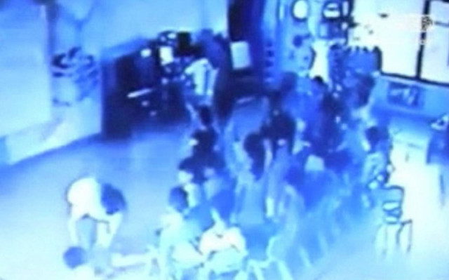 Εξοργιστικό βίντεο: Δασκάλα νηπιαγωγείου χτυπά μικρούς μαθητές