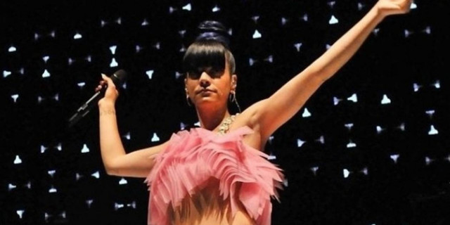 Χαμός στο διαδίκτυο με το σέξι ατύχημα πασίγνωστης τραγουδίστριας!