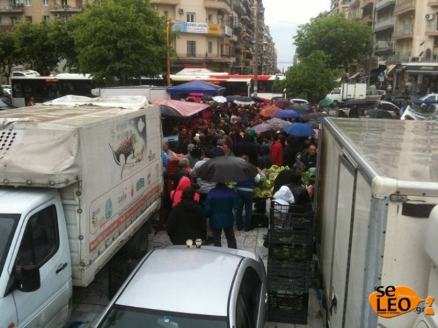 Ένταση και συνωστισμός για τα δωρεάν προϊόντα λαϊκής στην Καμάρα (vid)