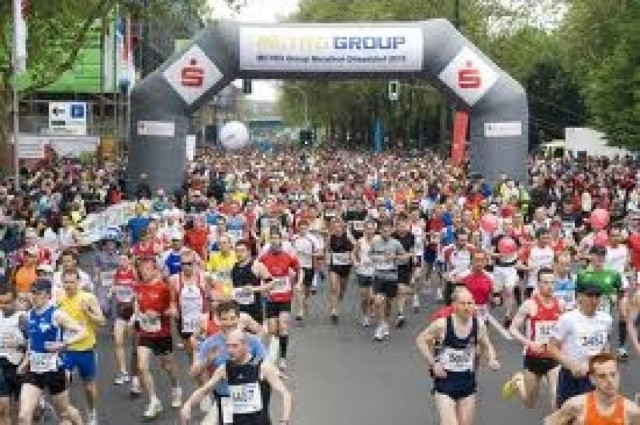 Στεφάνια ελιάς από τον Μαραθώνα στον Μαραθώνιο του Ντίσελντορφ