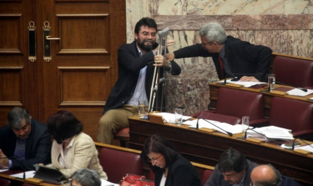 Με πατερίτσες στη Βουλή ο Β. Οικονόμου (φωτό)