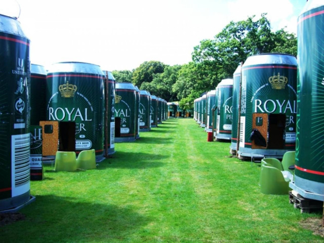 Μένουν μέσα σε ένα κουτί μπύρας (pics)