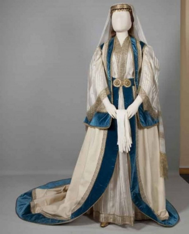 «Μια νέα ματιά στην παράδοση της Ελληνικής γυναικείας φορεσιάς»