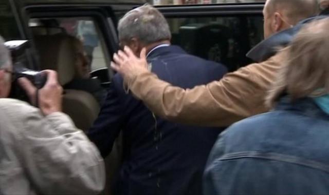 Βίντεο: Επίθεση με αυγά στον Φάρατζ