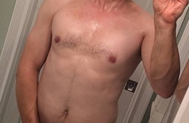 Σάλος στο διαδίκτυο με τις ημίγυμνες selfie πασίγνωστου ηθοποιού!