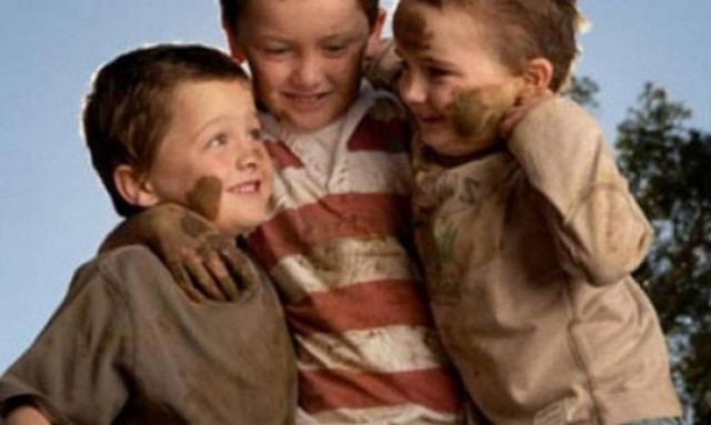 Το παιδί μου λερώθηκε με λάσπη. Πώς θα βγει ο λεκές;