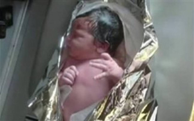 Βίντεο: Γέννησε στην άκρη του δρόμου!