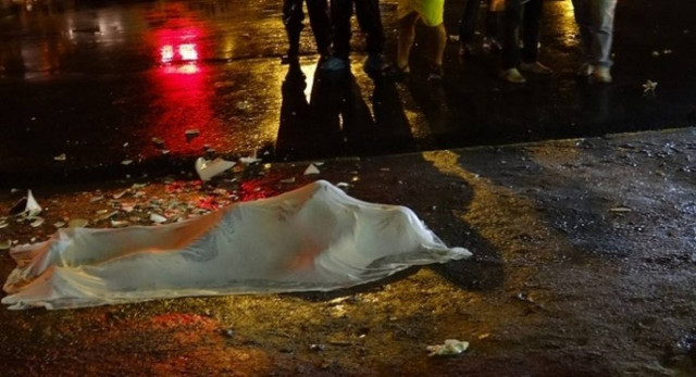 Σκληρές εικόνες: Δολοφονία οπαδού - σοκ. Οι αντίπαλοι του πέταξαν...