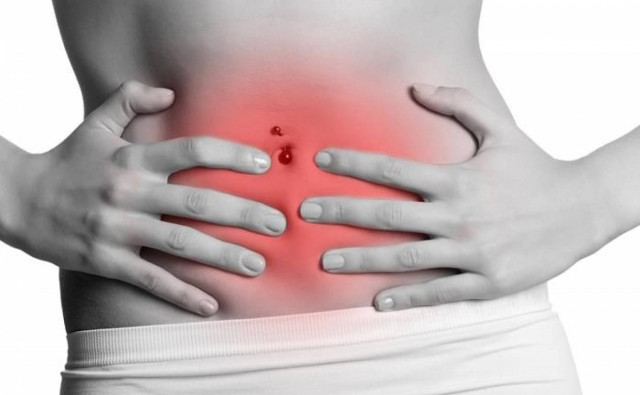 Εξερράγη ο αφαλός της μέσα στο αεροπλάνο!