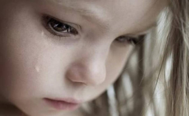 Οι κουρασμένοι γονείς δέρνουν τα παιδιά τους το βράδυ