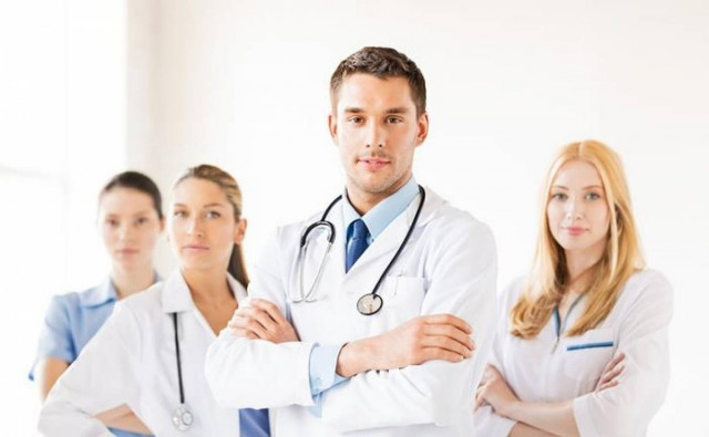 Απεργίες γιατρών πυροδοτεί η εμμονή του Άδωνι για το clawback