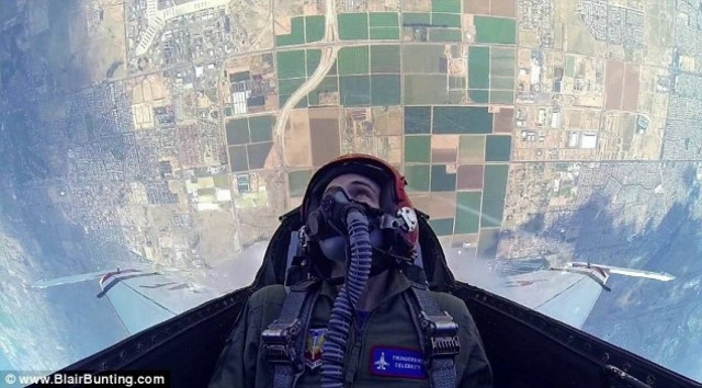 Πετάει με F16 και ουρλιάζει σαν μικρό παιδί... (vid)