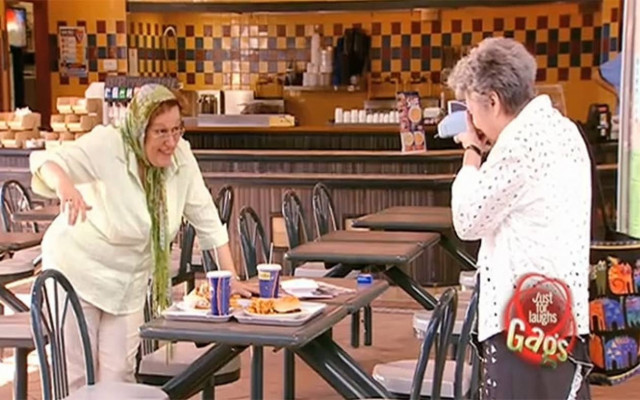 Γιαγιά φαρσέρ τρελαίνει κόσμο με μια Polaroid (Video)