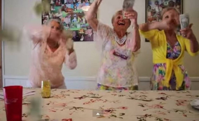 Απίστευτες γιαγιάδες: Μιμούνται την Miley Cyrus και το χαίρονται (vid)
