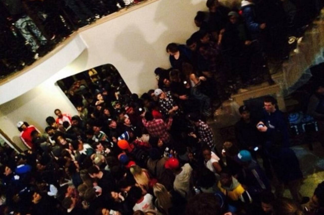 Είπε στους γονείς ότι κάλεσε απλά μερικούς φίλους! (photos+video)