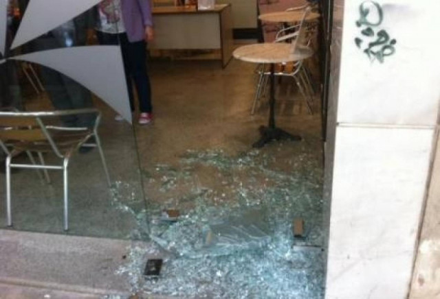 Πάτρα: Άνγωστοι έκαναν γυαλιά-καρφιά το εκλογικό κέντρο του Δημαρά