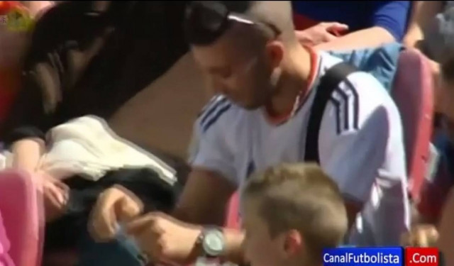 Μπήκε στο Καμπ Νόου με τη φανέλα της Ρεάλ (vid)