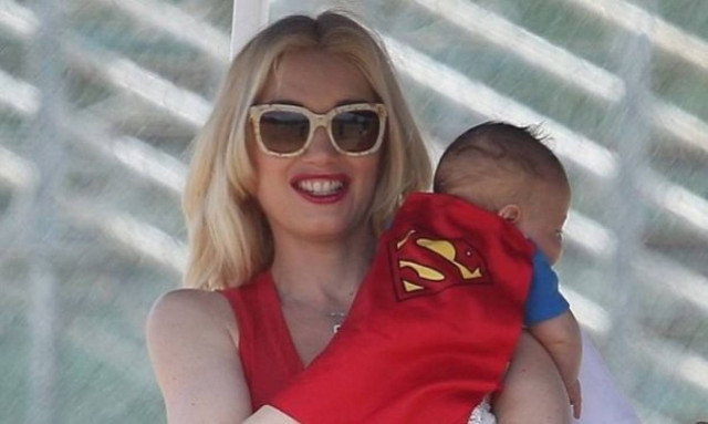 Γκουέν Στεφάνι: Αγκαλιά με τον μόλις 9 εβδομάδων... Σούπερμαν γιο της!