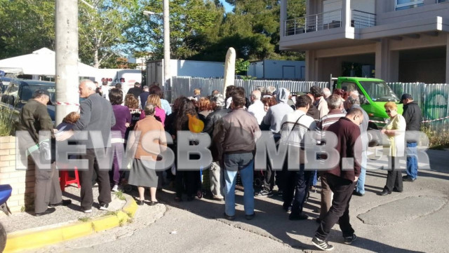 Συνωστισμός στη διανομή δωρεάν τροφίμων στον Γέρακα (pics+vid)