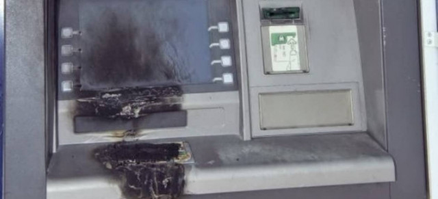 Πυρπόλησαν ΑΤΜ στον Βόλο