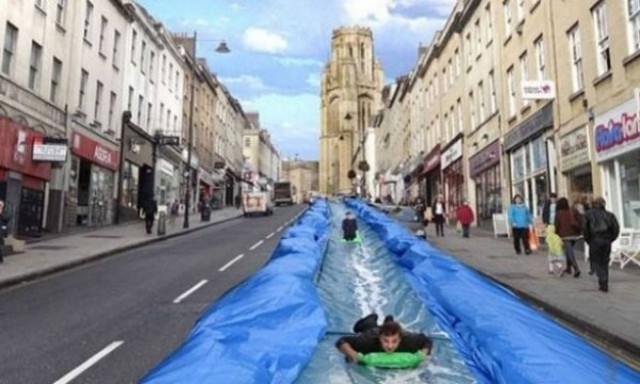 Το γλέντησαν για τα καλά! Ο κεντρικός δρόμος μετατράπηκε σε νεροτσουλήθρα! (βίντεο)