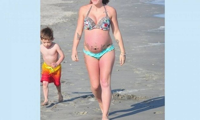 Ποια διάσημη έγκυος έκανε την κοιλιά της σαν αστακό!