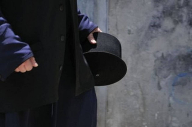 Προσποιούνταν τον ιερέα και πουλούσε κομποσκοίνια για να...