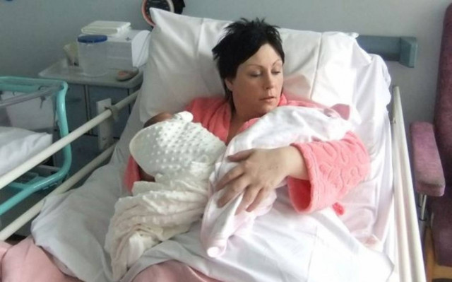 Συγκλονιστική φώτο: Αγκαλιά με το ζωντανό και το νεκρό μωρό της