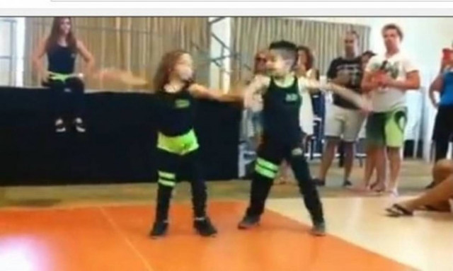 Αυτά τα πιτσιρίκια χορεύουν σάλσα και μας αφήνουν άφωνους! (βίντεο)