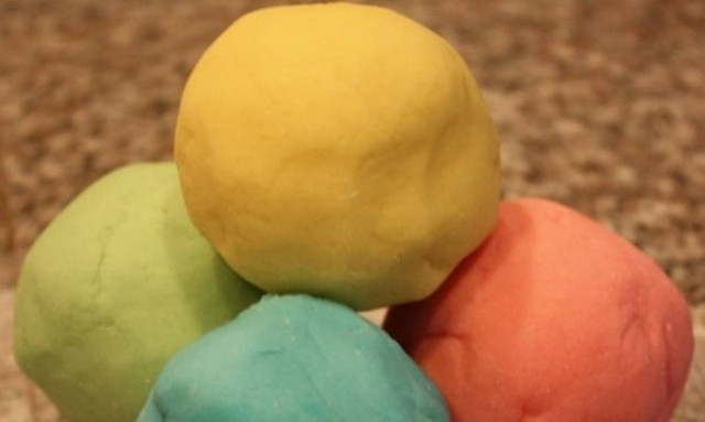 Πώς να φτιάξετε εύκολα και γρήγορα το δικό σας «σπιτικό» play-doh