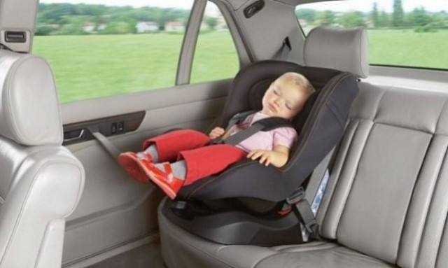 Δείτε αυτό το βίντεο προτού αφήσετε το παιδί σας μόνο του στο αυτοκίνητο