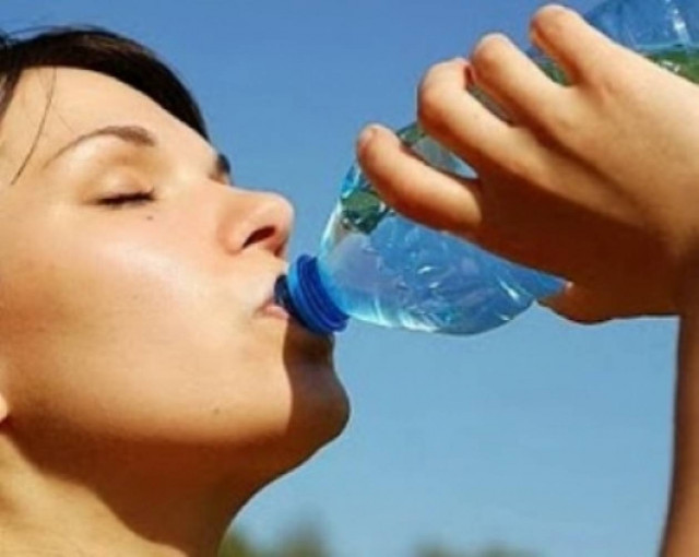 ΔΕΙΤΕ: Δεν θα το πιστεύετε πώς έγινε πίνοντας πολύ νερό κάθε μέρα!