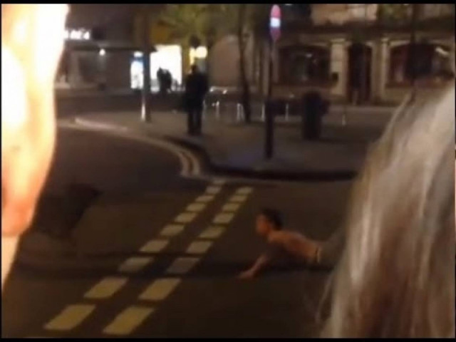 Βίντεο που σοκάρει: Αστυνομικός σκύλος αρπάζει ύποπτο από το λαιμό