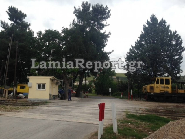 Λαμία: Έπεσε με το μηχανάκι πάνω στις μπάρες του τρένου