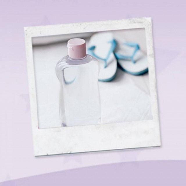 Χρησιμοποιήστε το baby oil έξυπνα: 8 χρήσεις που θα σας λύσουν τα χέρια