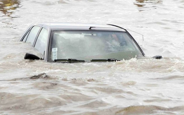 Λαύριο: Βρέθηκε όχημα μέσα στη θάλασσα που είχε στο εσωτερικό του... ανθρώπινα οστά!