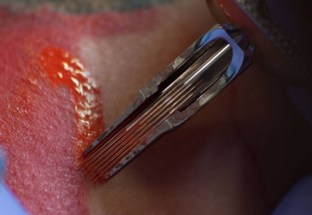 Έτσι λειτουργεί η βελόνα του τατουάζ σε αργή κίνηση (video)