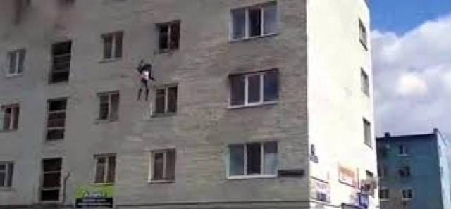 Βίντεο: Πέταξε τα παιδιά της από τον 4ο όροφο για να σωθούν από τις φλόγες