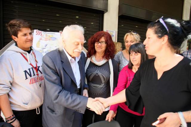 Στο πλευρό των απολυμένων καθαριστριών ο Μανώλης Γλέζος (Pics)