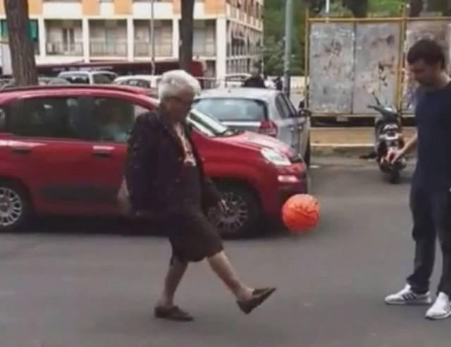 Η γιαγιά... Φραντσέσκο Τότι (vid)