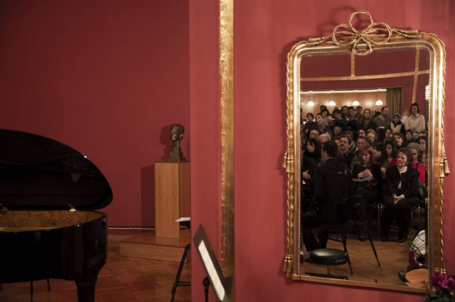 Δεσποινίς ντε Μπελ-Ιλ στο Φουαγέ της Λυρικής Σκηνής