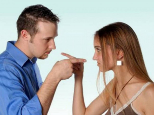 Βίντεο: Θεσσαλονικιά μαθαίνει στον αέρα του ραδιοφώνου ότι την απατά!